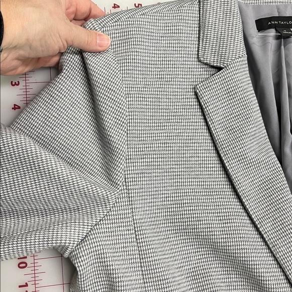ANN TAYLOR NWOT Career Grey/White Houndstooth 2 Pocket/Button Classic Blazer 12 - Picture 4 of 16